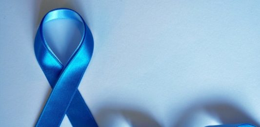 Fita azul é simbolo da campanha mundial de prevenção ao câncer de próstata. Imagem - redes sociais