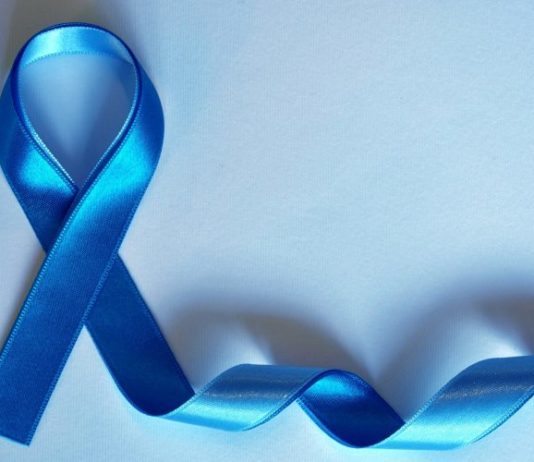 Fita azul é simbolo da campanha mundial de prevenção ao câncer de próstata. Imagem - redes sociais