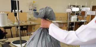 Saco de lixo foi desenvolvido com tecnologia capaz de eliminar 99,9% do coronavírus, conforme teste feito na Unicamp. Foto - Unicamp - divulgação