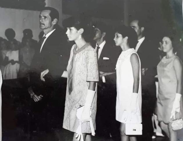 Judith, à frente, na solenidade de sua formatura, em Pitangui. Abaixo, ele recebe o diploma. Fotos - arquivo pessoal