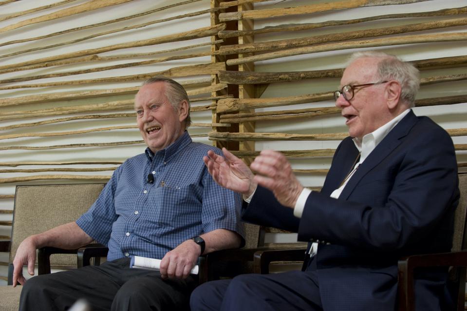 Chuck Feeney (esq.) com o megainvestidor Warren Buffett, em foto de 2011. Imagem - redes sociais