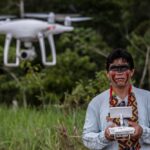Índio da tribo Uru Eu Wau e drones, Rondônia, opera drone para ajudar preservar Amazônia. Foto - WWF
