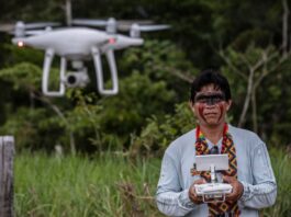 Índio da tribo Uru Eu Wau e drones, Rondônia, opera drone para ajudar preservar Amazônia. Foto - WWF