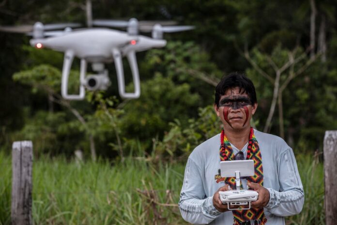 Índio da tribo Uru Eu Wau e drones, Rondônia, opera drone para ajudar preservar Amazônia. Foto - WWF