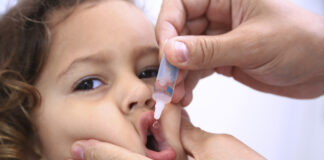 Criança recebe gotinha da vacina contra a poliomielite. Foto Breno Esaki - Agência Brasil