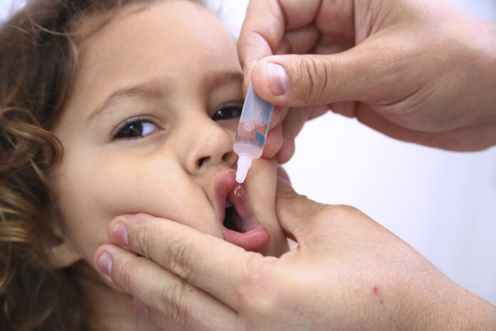 Criança recebe gotinha da vacina contra a poliomielite. Foto Breno Esaki - Agência Brasil