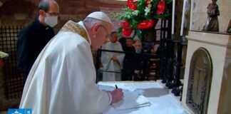 O Papa Francisco assina sua nova encíclica Fratelli tutti (Todos irmãos), em que cita o poeta Vinícius de Moraes. Foto - reprodução Youtube