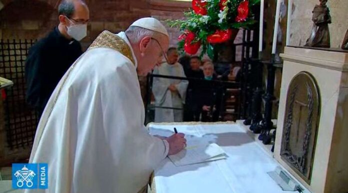 O Papa Francisco assina sua nova encíclica Fratelli tutti (Todos irmãos), em que cita o poeta Vinícius de Moraes. Foto - reprodução Youtube