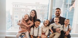 O casal Maxine e Jacob com cinco dos seus novos filhos. Fotos - reprodução Instagram