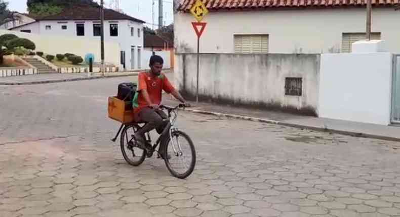 Flavinho da Dona Madalena, na sua bicicleta adaptada com uma caixa de som, convida a população a manter as medidas de segurança