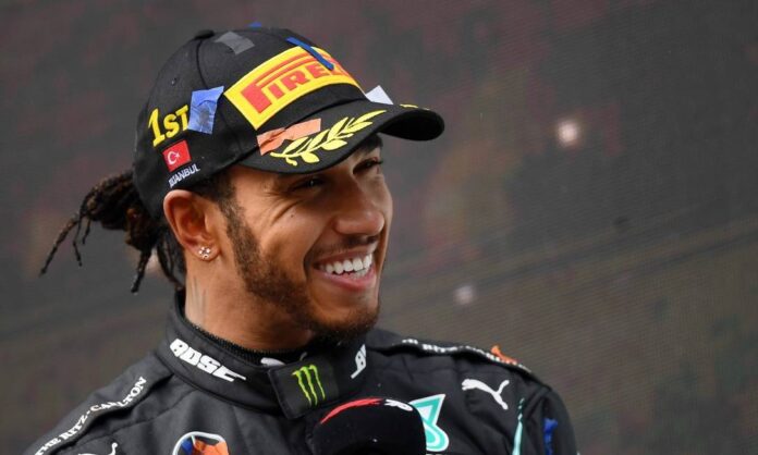 Hamilton, campeão sete vezes da F1, manda recado para fãs brasileiros. Fotos - redes sociais
