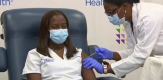 A enfermeira Sandra Lindsay, que trabalha na linha de frente na luta contra o coronavírus, foi a primeira americana a receber vacina contra Clovid-19. Foto - redes sociais
