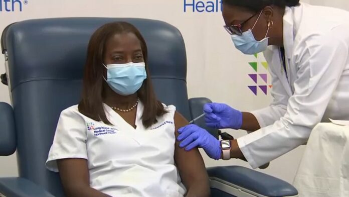 A enfermeira Sandra Lindsay, que trabalha na linha de frente na luta contra o coronavírus, foi a primeira americana a receber vacina contra Clovid-19. Foto - redes sociais