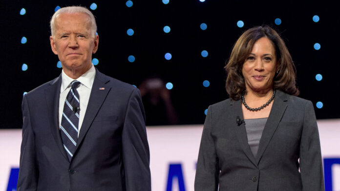 O presidente eleito dos Estados Unidos, Joe Biden (ao lado da vice-presidente eleita, Kamala Harris), vai receber a vacina contra a Covid.