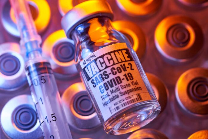 Governo do Reino Unido aprovou vacina da Universidade de Oxford para uso emergencial