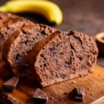Bolo com farinha de rosco, banana e chocolate é receita pra fazer sucesso. Foto - redes sociais