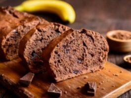 Bolo com farinha de rosco, banana e chocolate é receita pra fazer sucesso. Foto - redes sociais