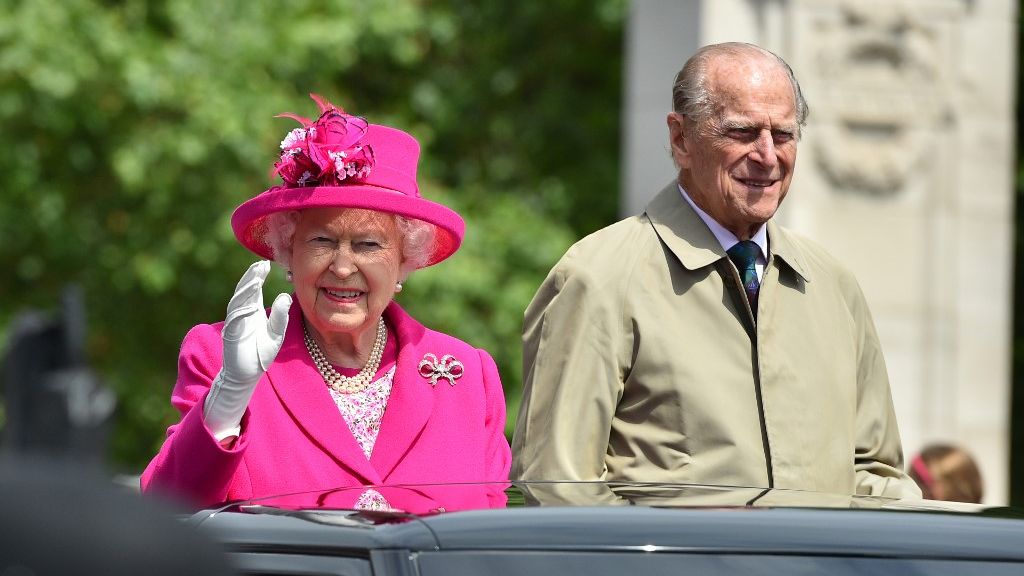 Rainha Elizabeth, 94 anos, e o príncipe Philip, 99, foram vacinados contra a covid