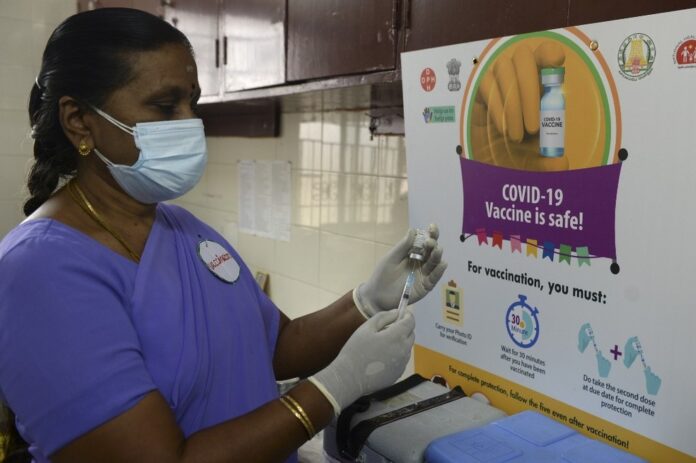 Profissional de saúde participa de simulação para o grande plano de vacinação na Índia. Foto - Redes Sociais