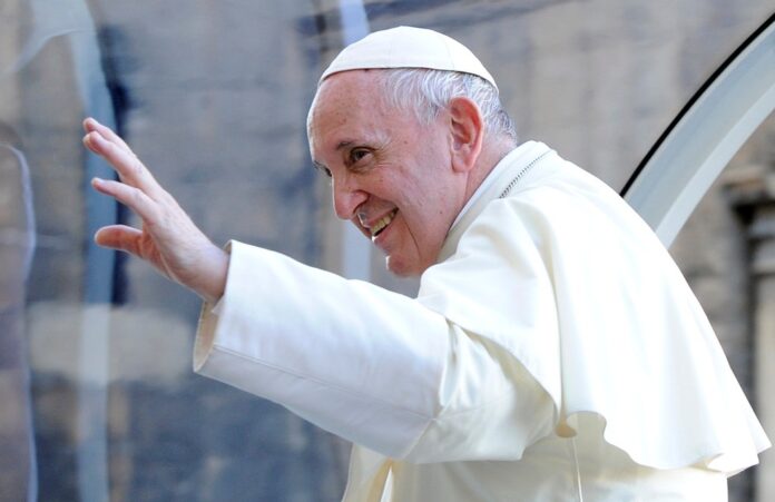 Papa Francisco anuncia que será vacinado contra a covid e critica quem é contra a vacina