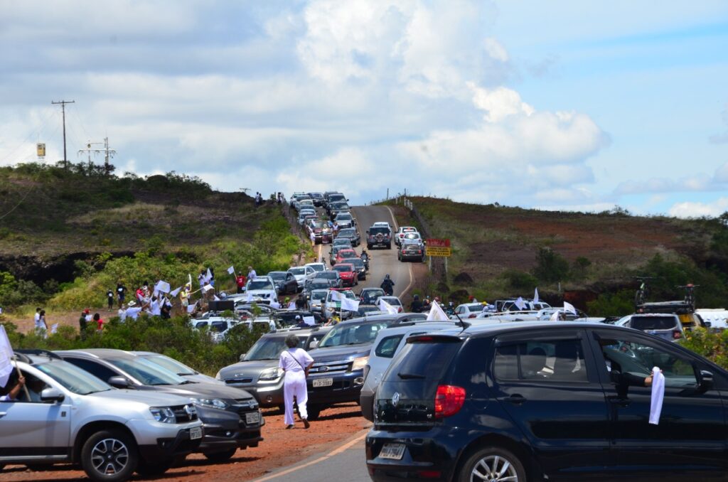 Manifestantes se concentram no Mirante do Veados em protesto contra mineração na Serra do Rola Moça