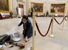 Deputado Andy Kim recolhe lixo deixado pelos invasores do Capitólio, sede do Congresso norte-americano