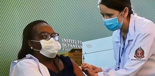 Enfermeira Mônica Calazans foi a primeira brasileira vacinada contra a covid-19. Foto - Governo de SP