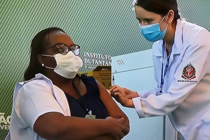 Enfermeira Mônica Calazans foi a primeira brasileira vacinada contra a covid-19. Foto - Governo de SP