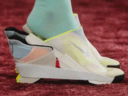 Tênis inclusivo da Nike não precisa do auxílio das mãos para ser calçado. Imagens - Nike - divulgação