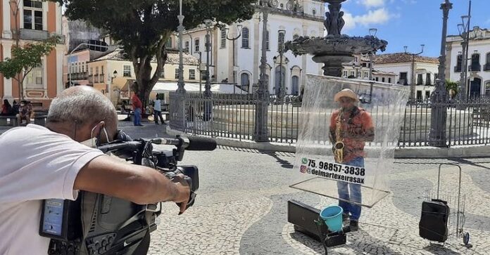 O saxafonista Delmar Teixeira e sua cabine musical anticovid. Fotos - Instagram - Delmar Teixeira