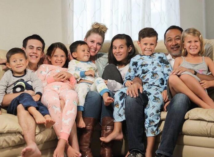 O casal Willis com os 7 irmãos que decidiram adotar. Fotos - Pam Willis - arquivo pessoal/Instagram