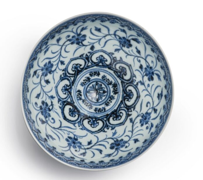 Tigela de porcelana chinesa comprada por menos de R$ 200 pode ser vendia por R$ 2,7 milhões. Fotos - Sothebys's