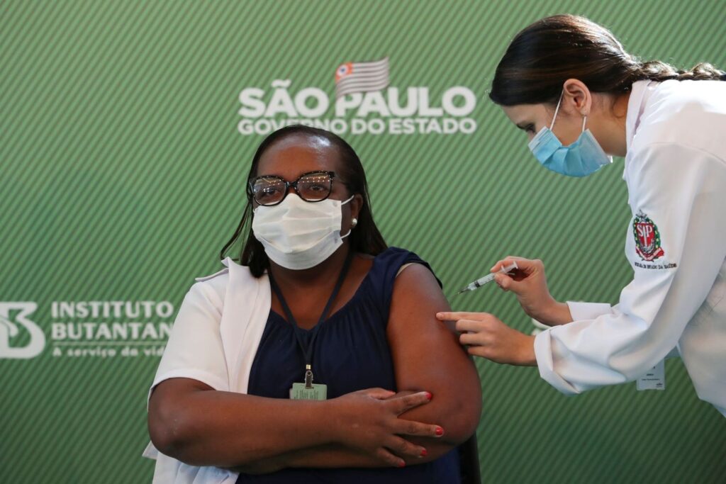 Enfermeira Mônica Calazans, de São Paulo, foi a primeira brasileira a receber, oficialmente, a vacina contra a Covid - Foto - governo de SP
