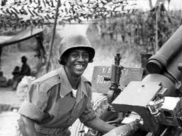 Soldado brasileiro preparando o que teria sido o primeiro tiro brasileiro na Segunda Guerra. Foto Lawrence-V.-Emery