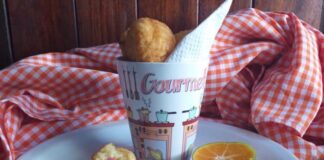 Arancine, bolinho de arroz recheado feito com a sobra de risoto. Foto - ´Família Bicalho