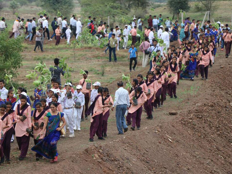 População do estado de Uttar Pradesh, mais populoso da Índia, ajudou no plantio de milhares de árvores
