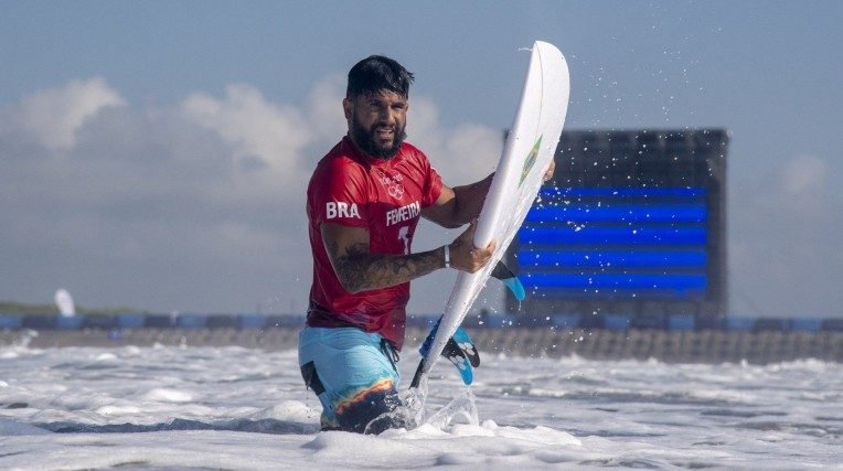 O surfista brasileiro após uma bateria nos jogos do Japão