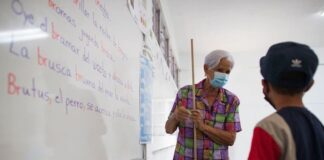 Professora Lili, de Porto Rico, tem 89 anos e continua ensinando. Fotos - reprodução - Primera Hora