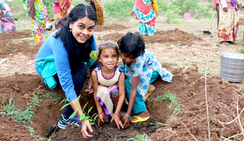Crianças também participaram do mutirão para o plantio de árvores na Índia