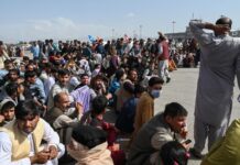 Milhares de afegãos lotam o aeroporto de Cabul e tentam desesperadamente sair do país. Fotos - redes sociais