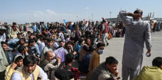 Milhares de afegãos lotam o aeroporto de Cabul e tentam desesperadamente sair do país. Fotos - redes sociais