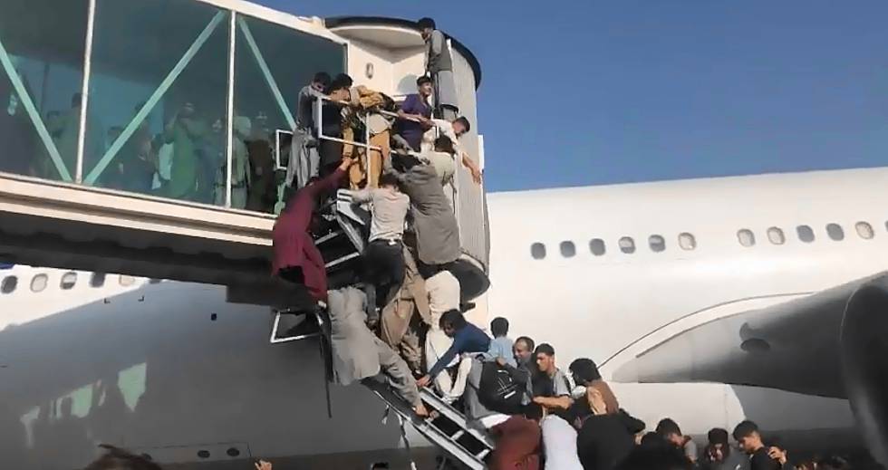 Afegãos pressionam para conseguir um lugar em algum voo para deixar o país