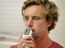 Treinamento respiratório que ajuda a reduzir pressão arterial é feito com um aparelho como este da foto. Imagem: Casey A. Cass/University of Colorado