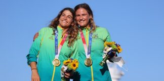 Martine Grael e Kahena Kunze conquistaram medalha de ouro na vela, repetindo o feito do Rio em 2016. Fotos - redes sociais