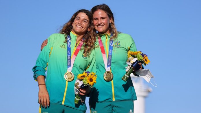 Martine Grael e Kahena Kunze conquistaram medalha de ouro na vela, repetindo o feito do Rio em 2016. Fotos - redes sociais