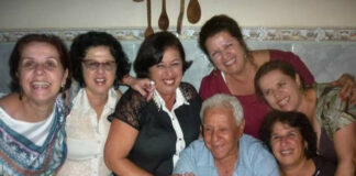 "Velho Osvaldo" e suas meninas em um dos cantos preferidos da família: ao redor da mesa. Foto - arquivo pessoal