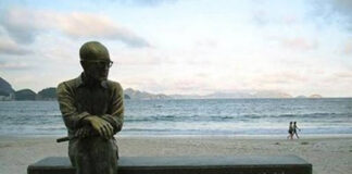 Estátua do poeta Carlos Drummond de Andrade na praia de Copacabana, Rio de Janeiro. Foto - redes sociais