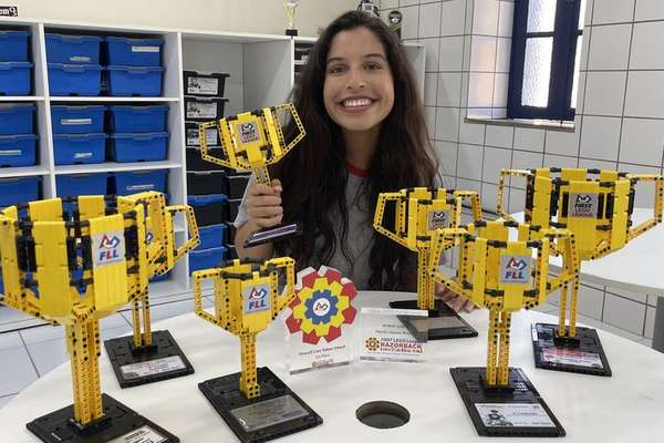 Estudante finalista do Nobel da Educação mostra um de seus vários inventos