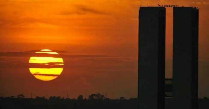 O pôr do Sol de Brasília, um dos mais belos do país. Imagem - Pinterest