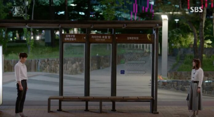 Os pontos de ônibus, sempre limpos e bem-cuidados, são uma constante nos doramas da Coreia do Sul. Imagem - redes sociais